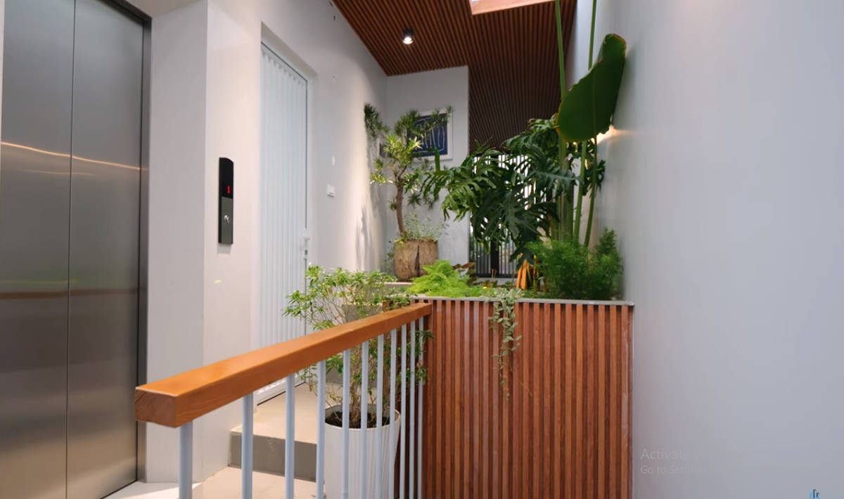 Tầng 6 là phòng thờ và khoảng sân thượng trồng cây xanh. Nguồn ảnh; chụp màn hình