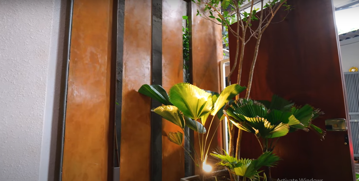 Thay vì mảng tường kín là bức tường có khe thoáng giúp lưu thông không khí.