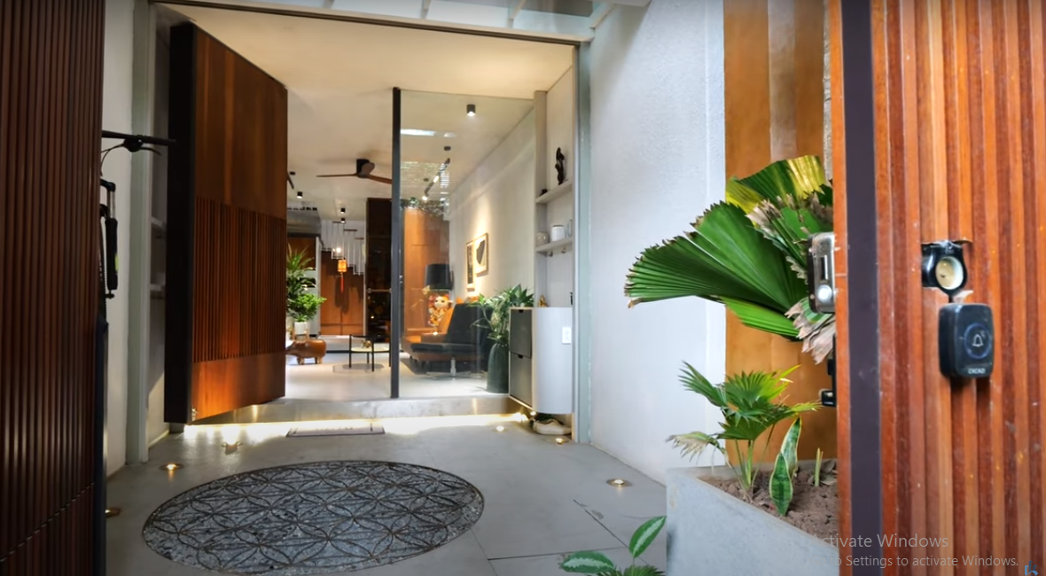 Bước qua chiếc cửa gỗ độc đáo là không gian vô cùng thông thoáng.