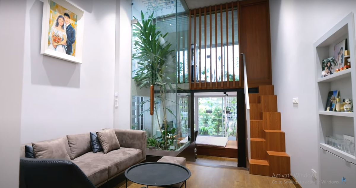 Phòng ngủ trên tầng 5 thiết kế không khác một căn chung cư mini có đầy đủ sofa và bếp.