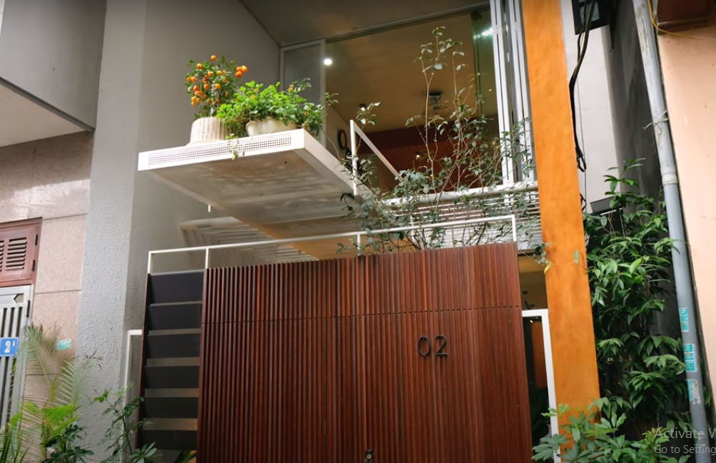 Ngôi nhà gồm có 6 tầng, nhiều cây xanh, thiết kế thông thoáng.