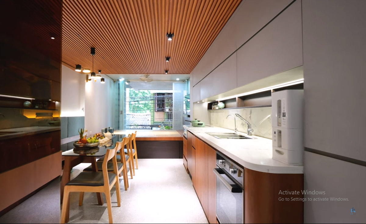 Phòng bếp gọn gàng, hiện đại thiết kế ở tầng 2.