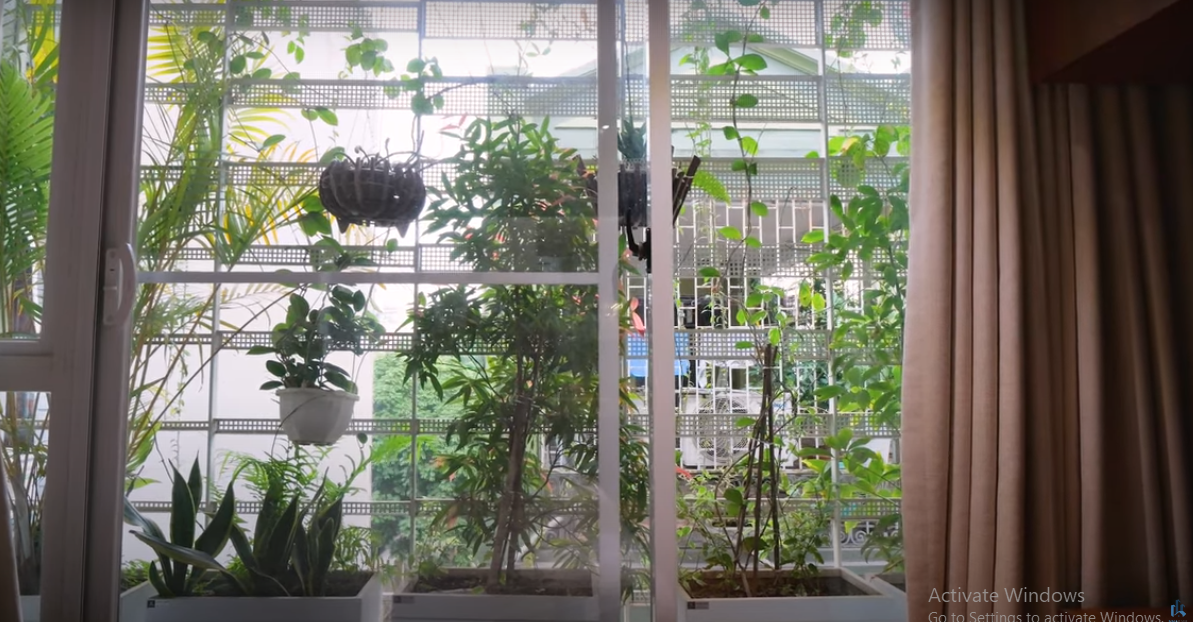 Phía ngoài phòng ngủ còn có ban công trồng nhiều cây và hoa thơm ngát.