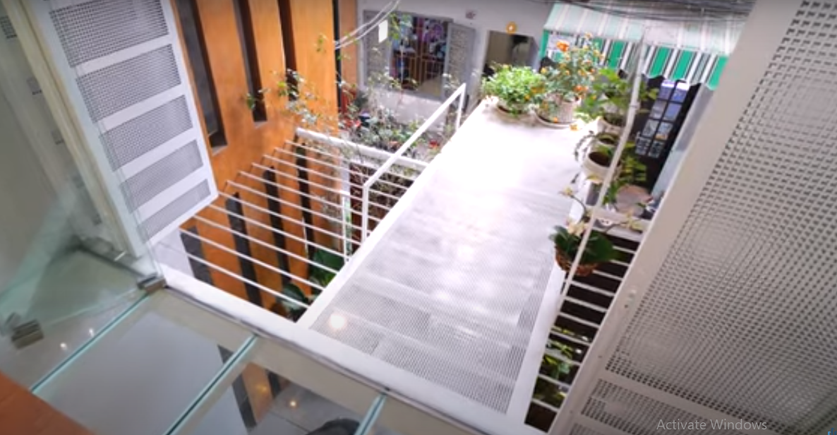 Trên tầng 2 còn cầu cho gia chủ hóng gió. Tại tầng 3, 4 và 5 là 3 phòng ngủ dành cho 3 thế hệ khác nhau trong gia đình.