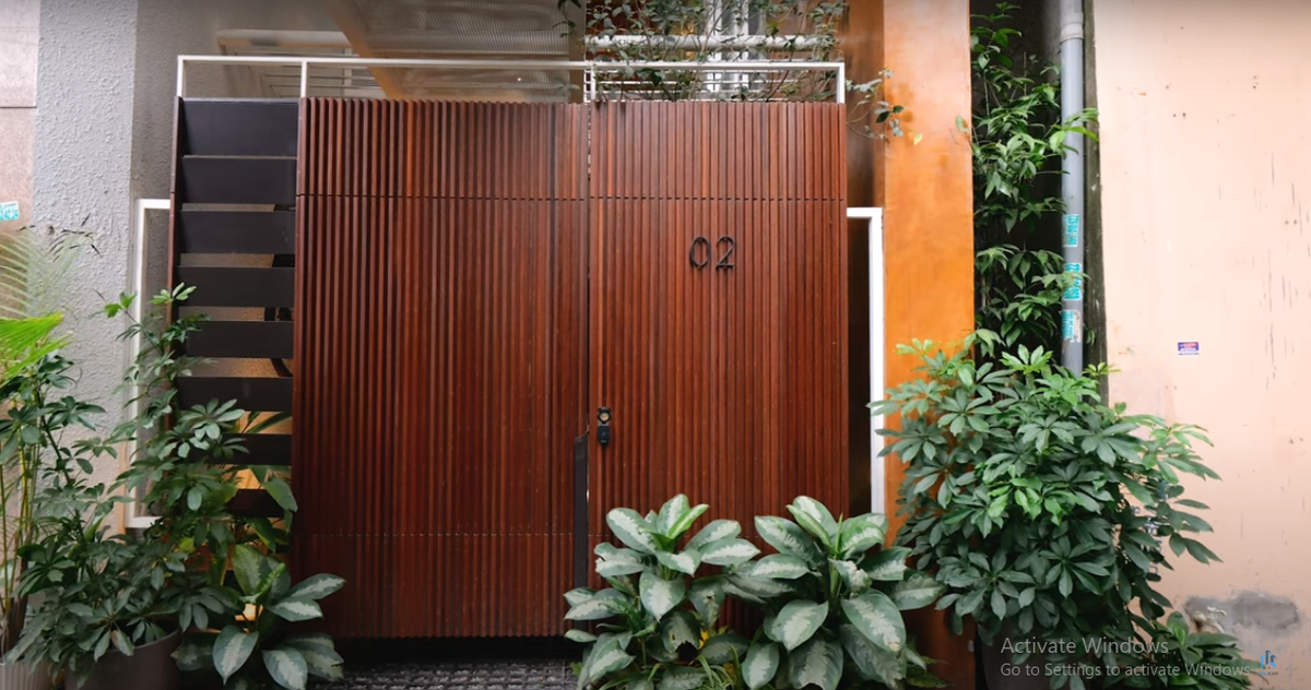 Mới đây, kênh YouTube NhaF giới thiệu một ngôi nhà phố đặc biệt ở Hà Nội vừa giành giải thưởng Top 10 Award. Đây là giải thưởng kiến trúc – nội thất thường niên được bảo trợ chuyên môn bởi Hội Kiến trúc sư Việt Nam.