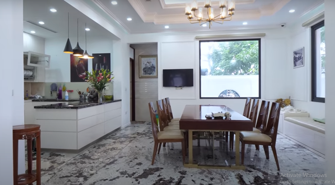 Đối diện phòng khách là khu vực bếp và phòng ăn.