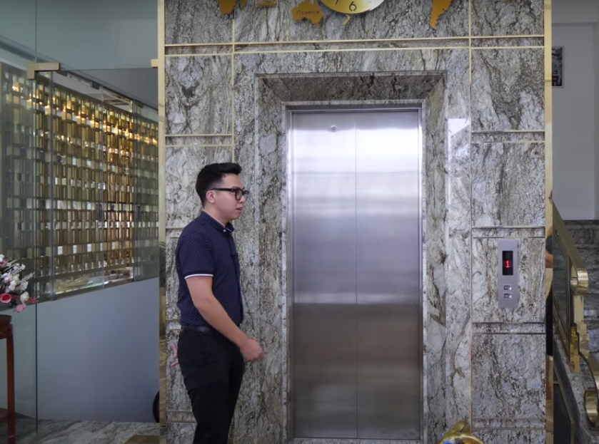 Biệt thự gồm 5 tầng nổi, 1 tầng hầm và có thang máy di chuyển.