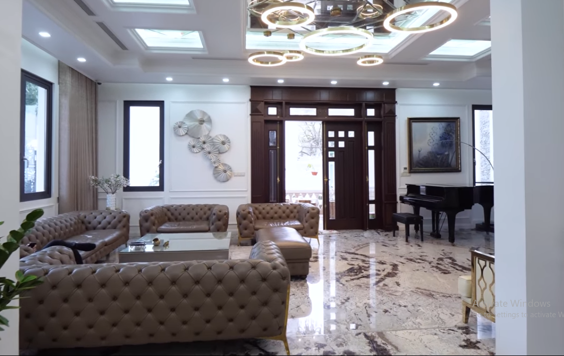 Diện tích xây dựng một sàn lên tới 200m2 nên phòng khách cực kỳ rộng rãi.