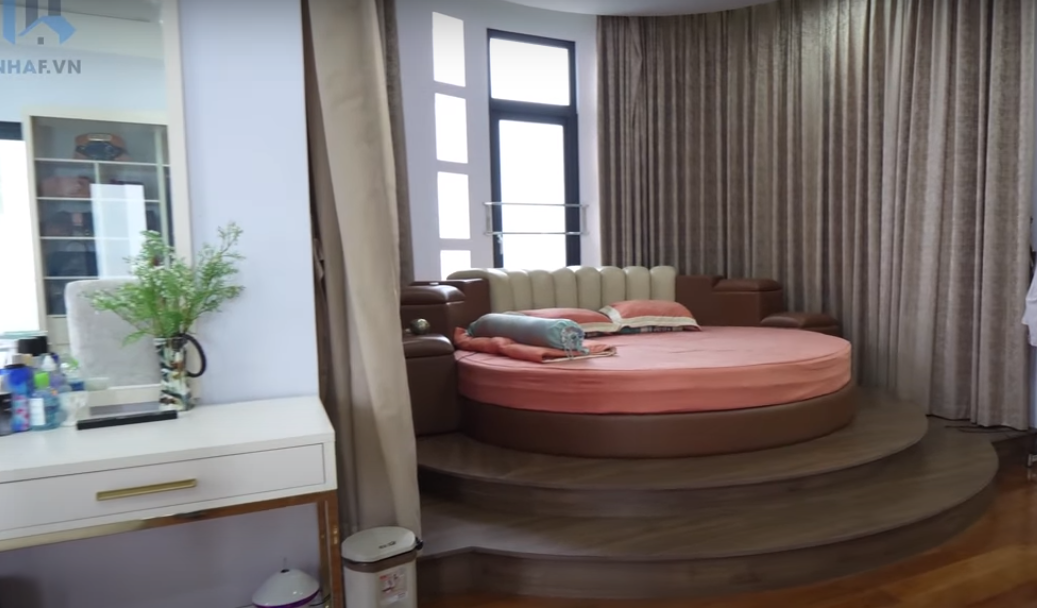 Phòng ngủ master trên tầng 2 độc đáo với giường hình tròn tam cấp. Nguồn ảnh: chụp màn hình NhaF