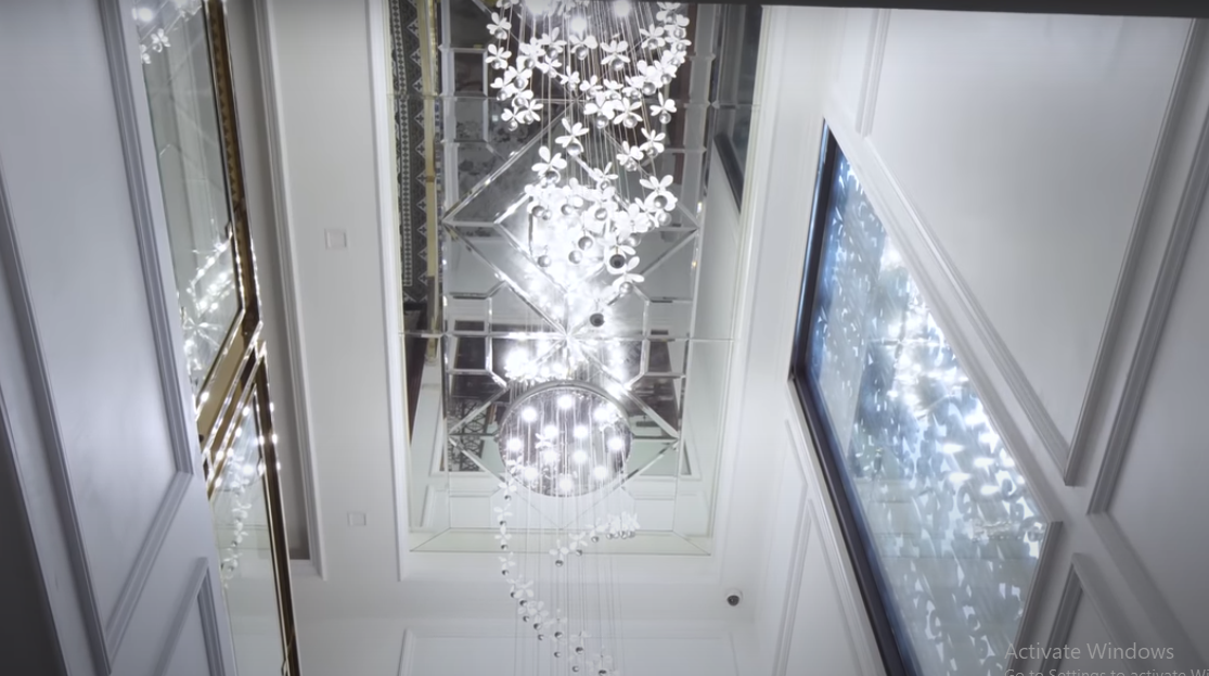 Bước qua cửa chính là không gian sảnh rộng lớn với khoảng thông tầng được trang trí đèn chùm lớn.