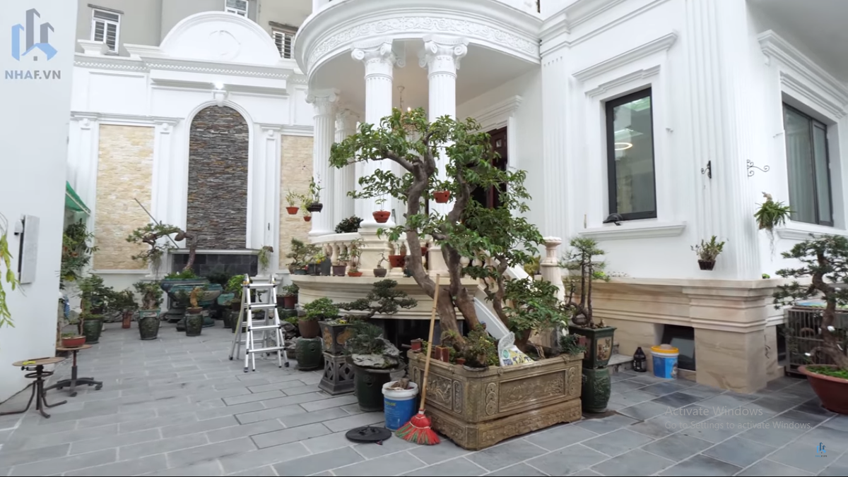 Căn biệt thự gồm có 2 cổng chính và 1 cổng phụ. Phía trước ngôi nhà là khuôn viên sân vườn rộng rãi với nhiều chậu cây cảnh đẹp mắt.