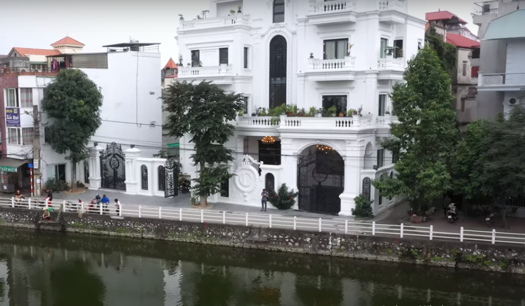 Công trình có diện tích lô đất lên tới 1.000m2, bên ngoài thiết kế theo phong cách châu Âu.