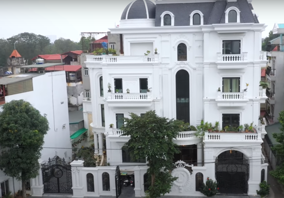 Toạ lạc tại phường Bồ Đề (Long Biên, Hà Nội), căn biệt thự màu trắng có mặt tiền rộng tới 25m thu hút sự chú ý của người qua đường bởi sự bề thế.