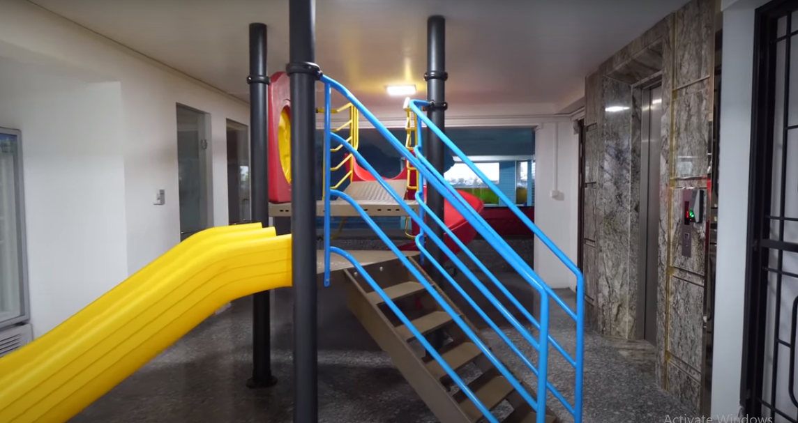 Tầng hầm không chỉ là nơi để xe mà còn có cả cầu trượt vui chơi cho trẻ và bể bơi lớn.