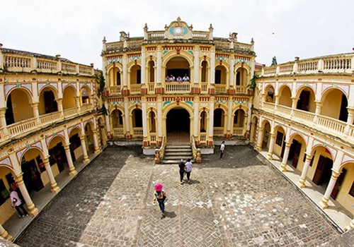 Với bố cục hình chữ nhật liên hoàn và khép kín, công trình Hoàng A Tưởng trở thành điểm tham quan, du lịch thu hút đông đảo du khách. Ảnh: Tổ quốc