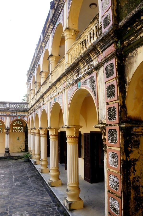 Các cửa nhà hình vòm tuy cao thấp không đều nhưng cân đối, trước các cửa đều đắp pháo nổi công phu đẹp mắt. Ảnh: Mytour