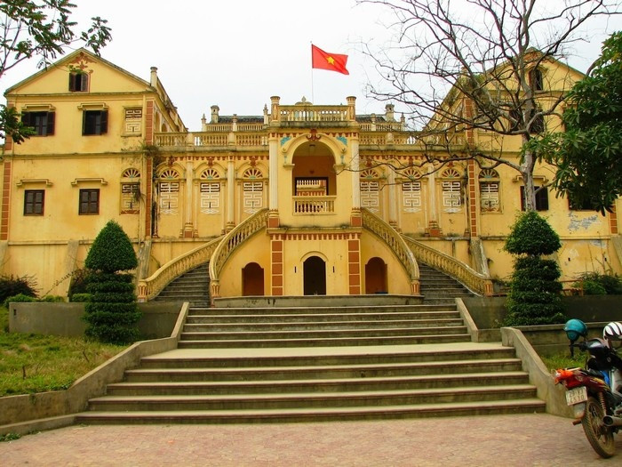 Đây là dinh thự của hai cha con Hoàng Yến Chao, Hoàng A Tưởng người dân tộc Tày vùng có đến 70% là dân tộc Mông nên vẫn thường được dân gọi là “Dinh thự vua Mèo”. Ảnh: Mytour