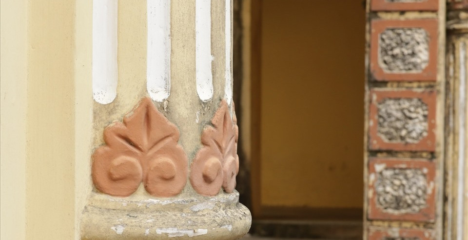 Hệ thống cột, mái được đắp nổi nhiều họa tiết dây lá, nho, hoa văn nguyệt quế biểu tượng cho sự thịnh vượng, ấm no, hạnh phúc. Ảnh: Lao động