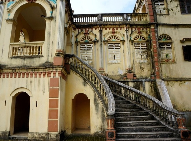 Dinh Hoàng A Tưởng được xây dựng từ năm 1914, hoàn thành năm 1921 với lối kiến trúc Á – Âu. Ảnh: Mytour