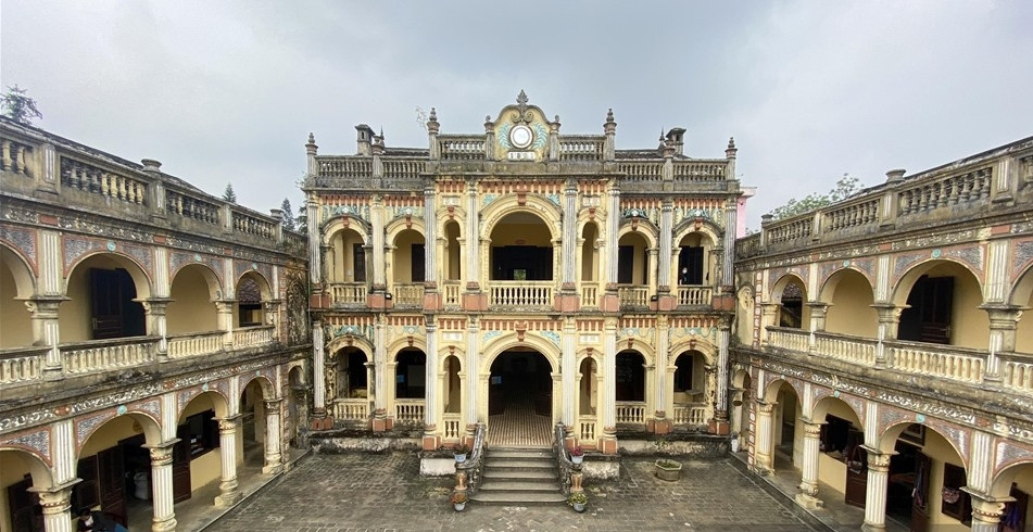 Được biết đến như một toà lâu đài nguy nga, tráng lệ đầu thế kỷ XX, đến nay dinh thự Hoàng A Tưởng tại thị trấn Bắc Hà (huyện Bắc Hà, tỉnh Lào Cai) vẫn còn được lưu giữ khá nguyên vẹn. Ảnh: Lao động