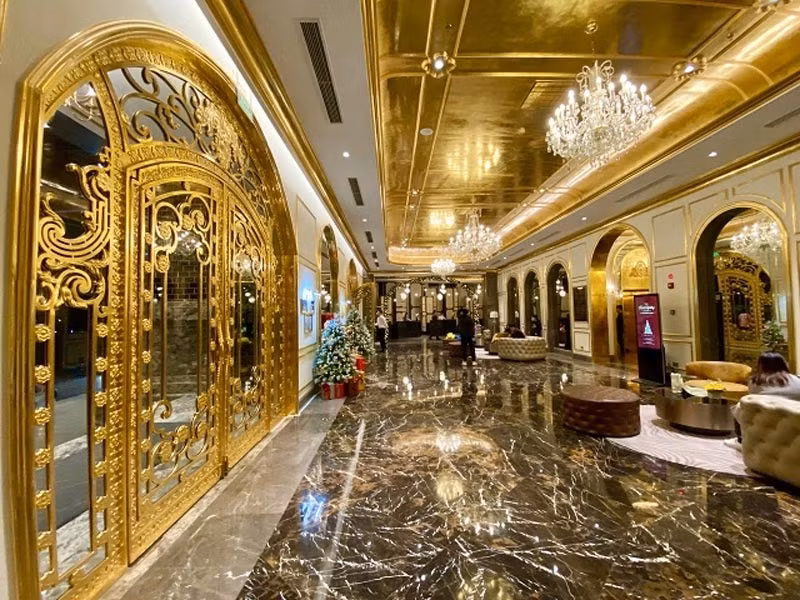 Nằm bên cạnh hồ Giảng Võ (Ba Đình, Hà Nội), Dolce by Wyndham Hanoi Golden Lake là khách sạn 5 sao với hệ thống 342 phòng nghỉ, 08 phòng họp tiêu chuẩn.