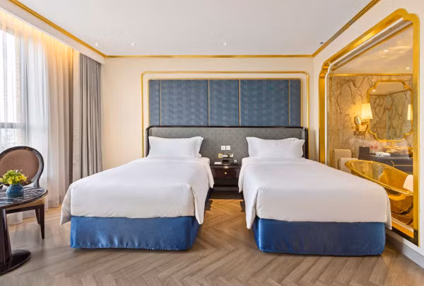 Khách sạn có 24 tầng cao với 360 phòng lưu trú. Diện tích phòng tiêu chuẩn là 40-48 m2, phòng cao cấp hơn rộng khoảng 70-90 m2.