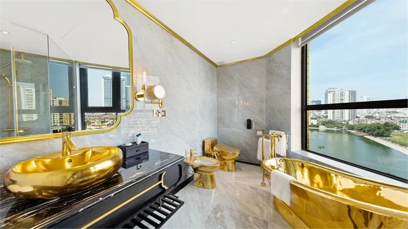 Mỗi phòng đều là không gian đắm chìm trong cung điện vàng tráng lệ.