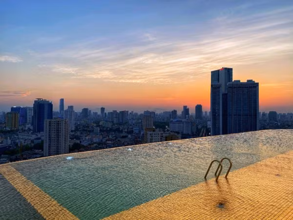 Dolce Hanoi Golden còn là khách sạn duy nhất trong thành phố sở hữu bể bơi vô cực nằm trên đỉnh của tòa nhà lộng lẫy, được dát vàng 24k.