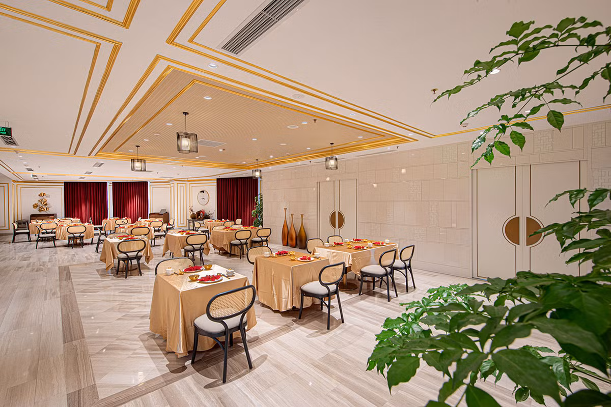 Mọi thiết bị phục vụ nhà hàng như nồi đựng món ăn, bát, đĩa, cốc, chén, dao, thìa... cũng đều được mạ vàng.