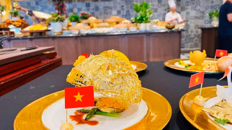 Đặc biệt, tất cả các món ăn và các loại nước uống trong khách sạn đều được phủ vàng.