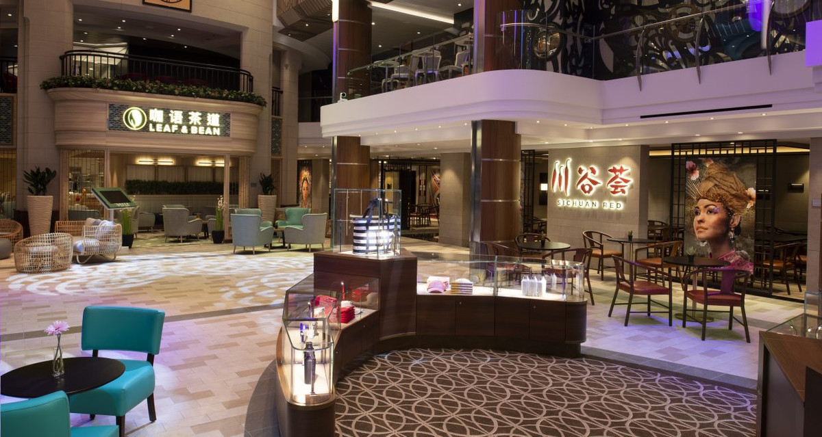 Lối đi chính giữa tàu tập trung nhiều thương hiệu, cửa hàng giống một trung tâm thương mại. Ảnh: Royalcaribbeanincentives