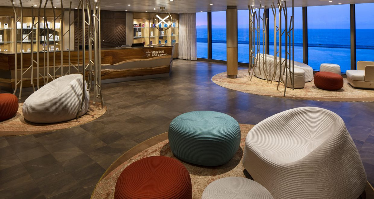 Trên con tàu có nhiều hu vực giải trí như nhà hàng, rạp hát, quầy bar, casino, bể bơi. Ảnh: Royalcaribbeanincentives