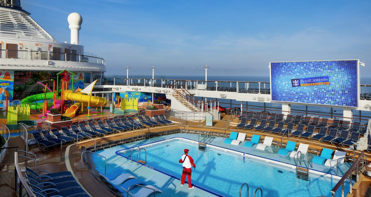 Trên tàu có 3 hồ bơi, 3 bể sục. Ảnh: Royalcaribbeanincentives