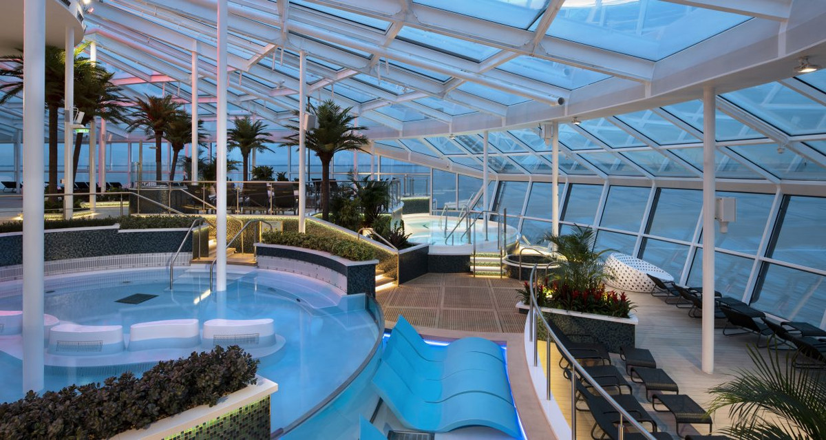 Siêu du thuyền Spectrum of the Seas từng đến Việt Nam tháng 5/2019. Tàu dài 347 m, rộng gần 50 m, với chi phí 940 triệu USD. Ảnh: Royalcaribbeanincentives