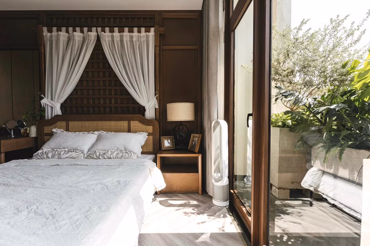 Một phòng ngủ mang gam màu trung tính, có ban công thoáng mát.