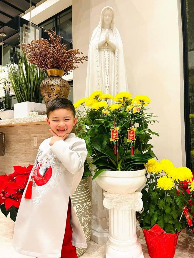 Dù sinh sống ở Mỹ nhưng Thủy Tiên vẫn giữ thói quen trang trí nhà cửa đón Tết Nguyên đán. Nguồn ảnh: FBNV