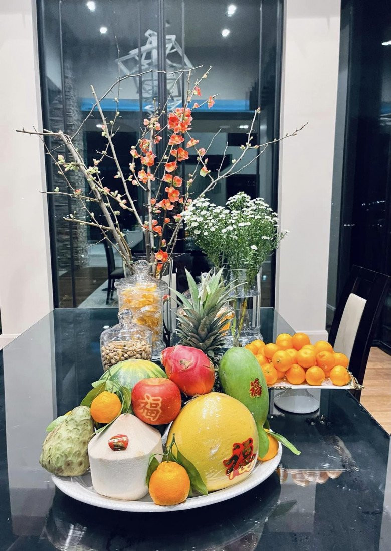 Nữ doanh nhân cũng bày trí hoa trên bàn ăn.