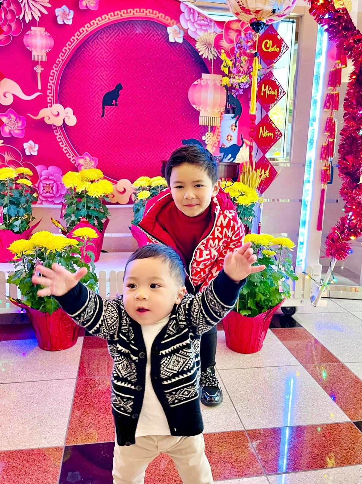 Dù rất bận nhưng vào các dịp đặc biệt, Thuỷ Tiên và con trai vẫn dành thời gian trang trí nhà cửa để tận hưởng không khí của ngày lễ.