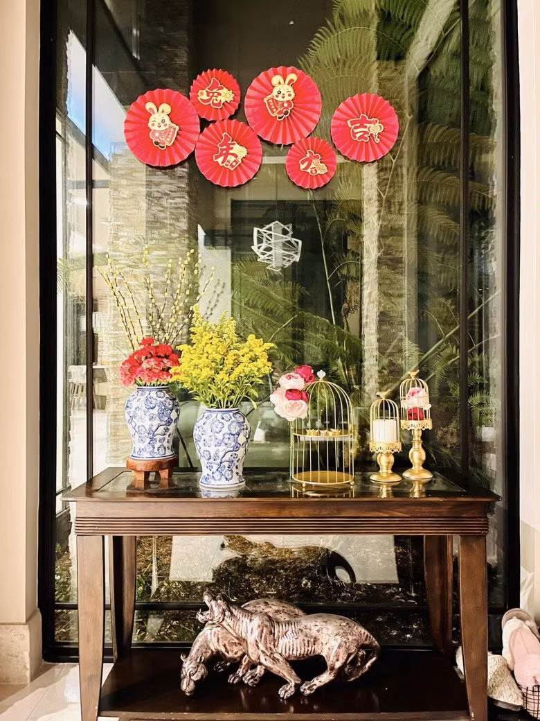 Trên trang cá nhân, doanh nhân Thuỷ Tiên - vợ cũ Đan Trường chia sẻ loạt hình ảnh trang trí căn biệt thự 4.000m2 đón Tết Quý Mão 2023.