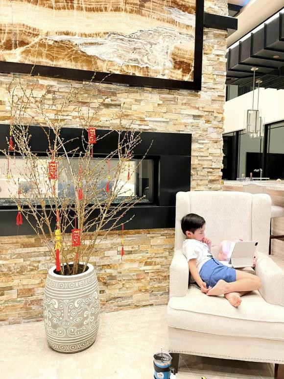 Dù căn biệt thự rộng cả nghìn mét vuông nhưng Thuỷ Tiên không bày trí nhiều.