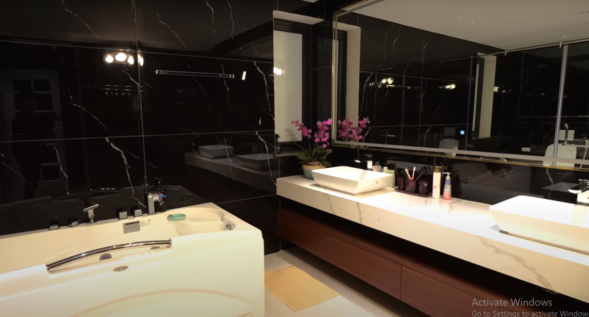 Phòng tắm đạt chuẩn 5 sao với 2 khu vực bồn rửa. Nguồn ảnh: chụp màn hình NhaF