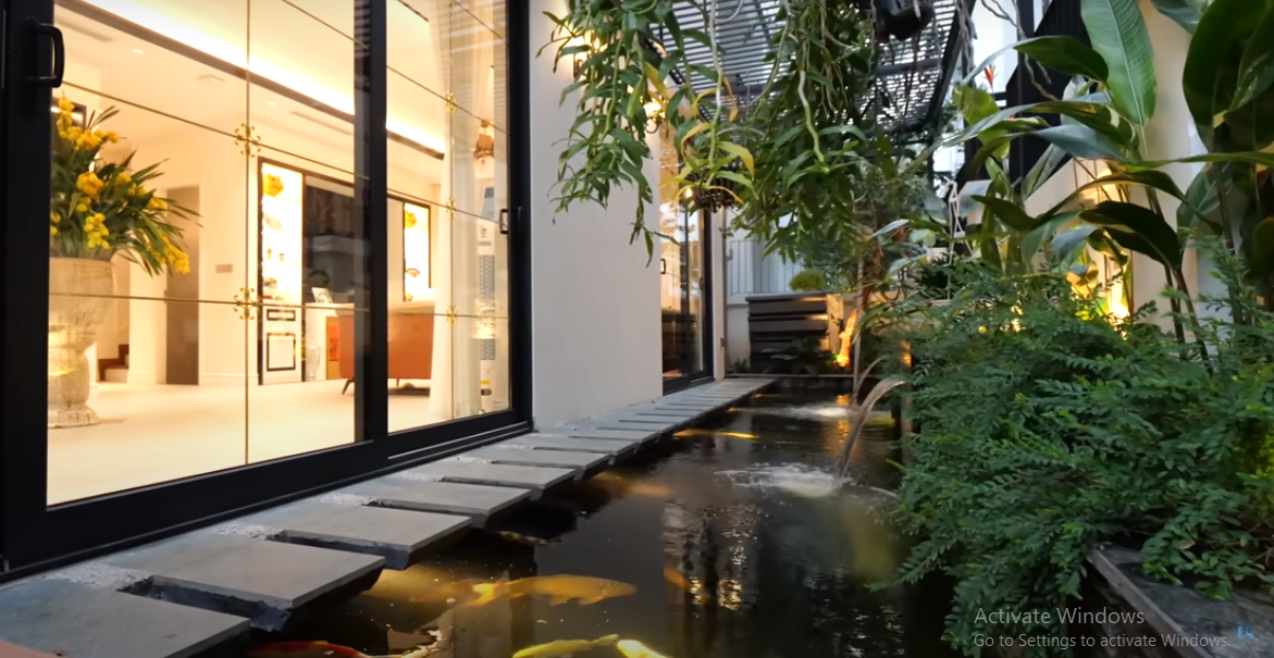 Ngoài cây xanh, hoa trái phối hợp hài hoà, trong khuôn viên biệt thự còn có hồ cái Koi đẹp mắt.
