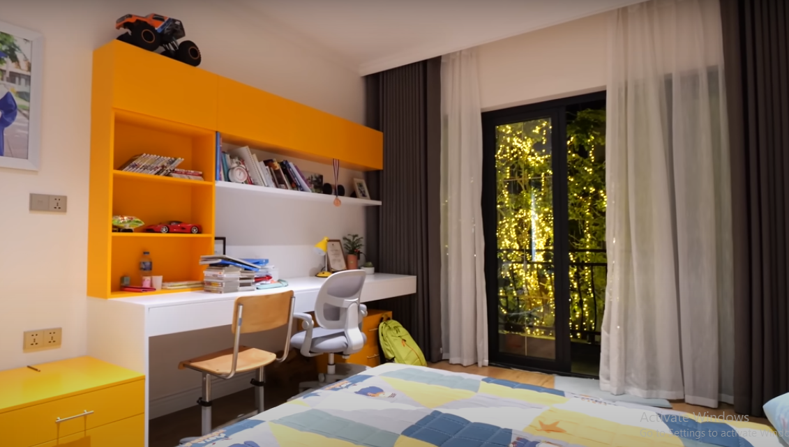 Trên tầng 2 có phòng chờ và phòng ngủ màu sắc dành cho trẻ em.