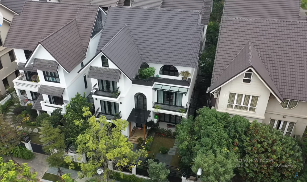 Căn biệt thự có lô đất rộng khoảng hơn 300m2, diện tích xây dựng 1 sàn ở bên trong khoảng 140m2.