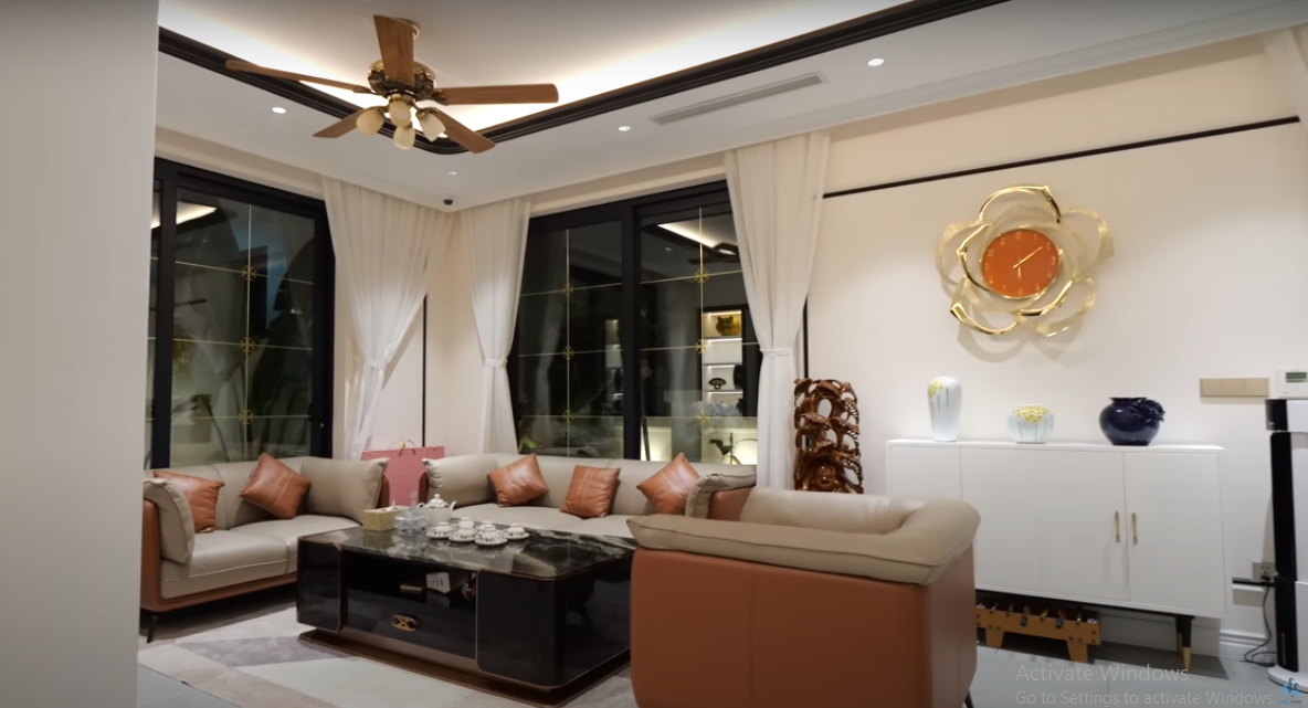 Không gian phòng khách rộng như một hội trường. Từ đây có thể nhìn ra hồi cá Koi phía ngoài.