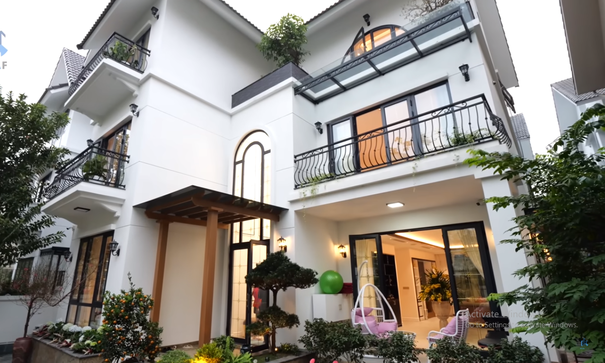 Ngôi biệt thự mang phong cách tân cổ điển với gam màu trắng bắt mắt.