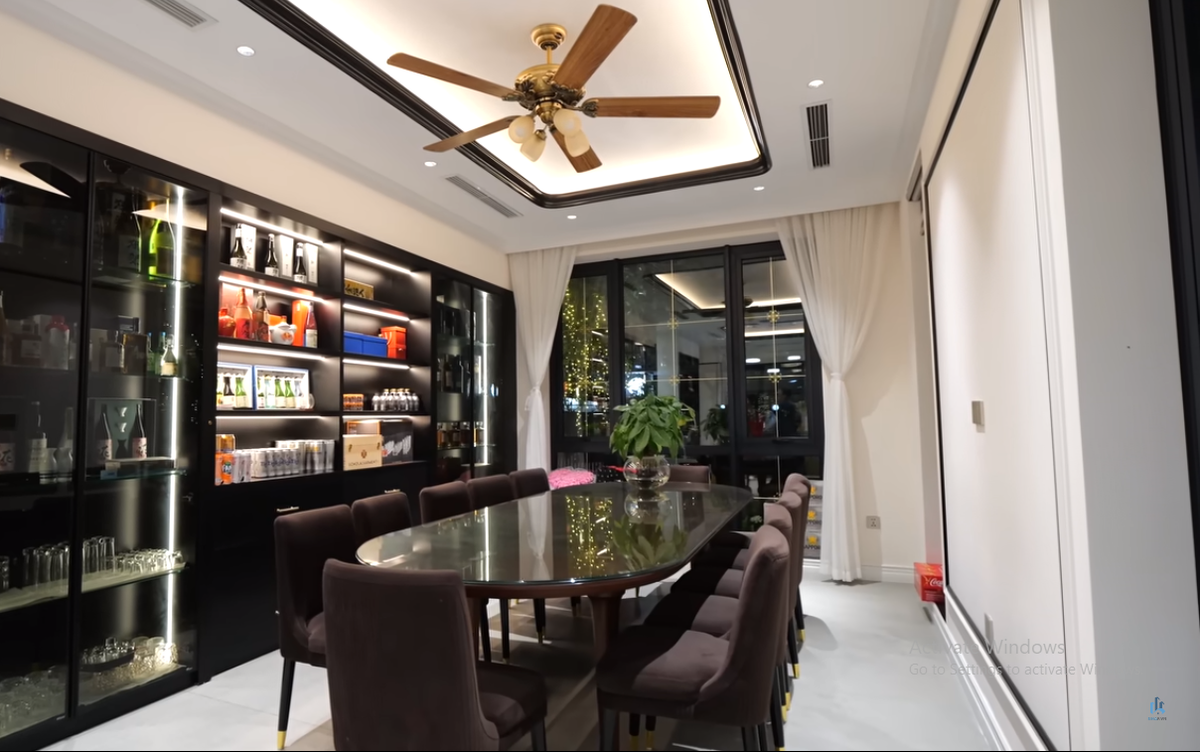 Bàn ăn lớn đủ chỗ cho 12 người.