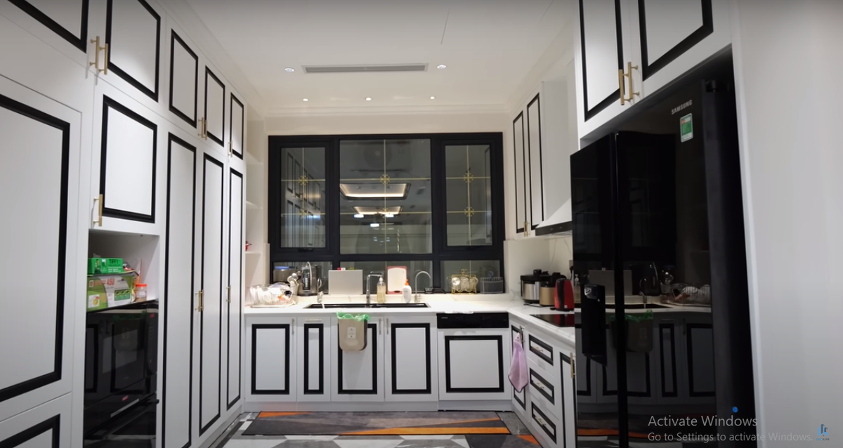 Nhà bếp cực kỳ rộng rãi với chiếc tủ đựng đồ giống như tủ quần áo.