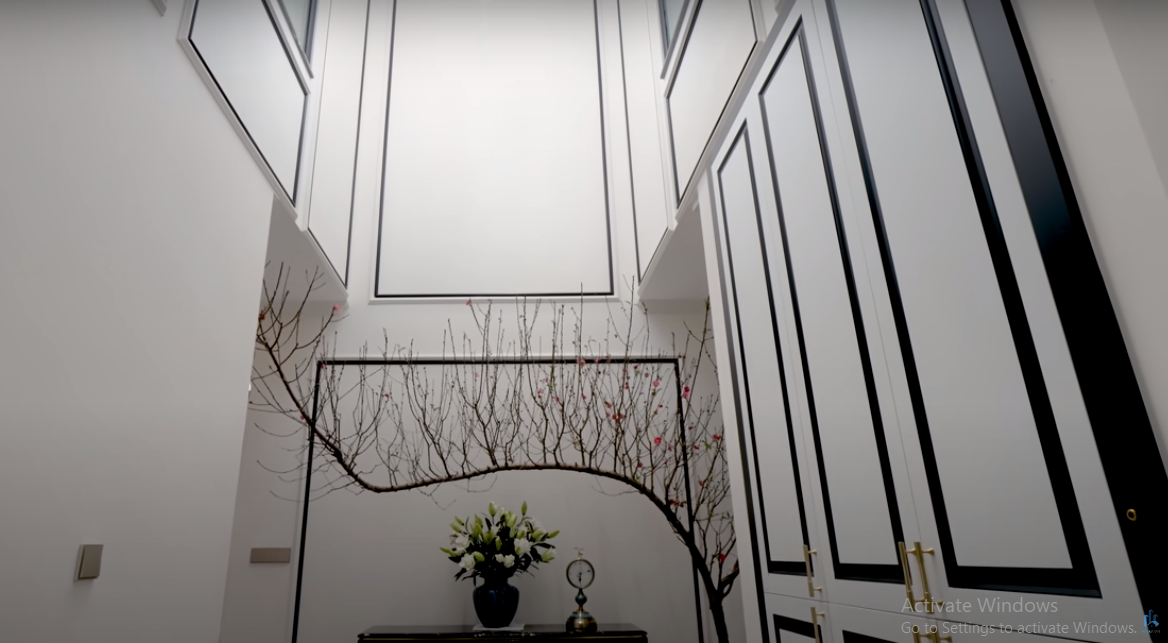 Tương xướng với sự rộng rãi, thoáng đãng bên ngoài, khu vực sảnh chờ ở bên trong cực kỳ sang trọng và tinh tế nhờ khoảng thông tầng lớn.