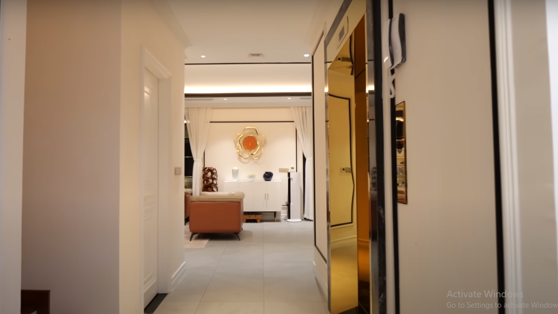 Thang máy ở giữa còn khu vực sinh hoạt bố trí xung quanh.